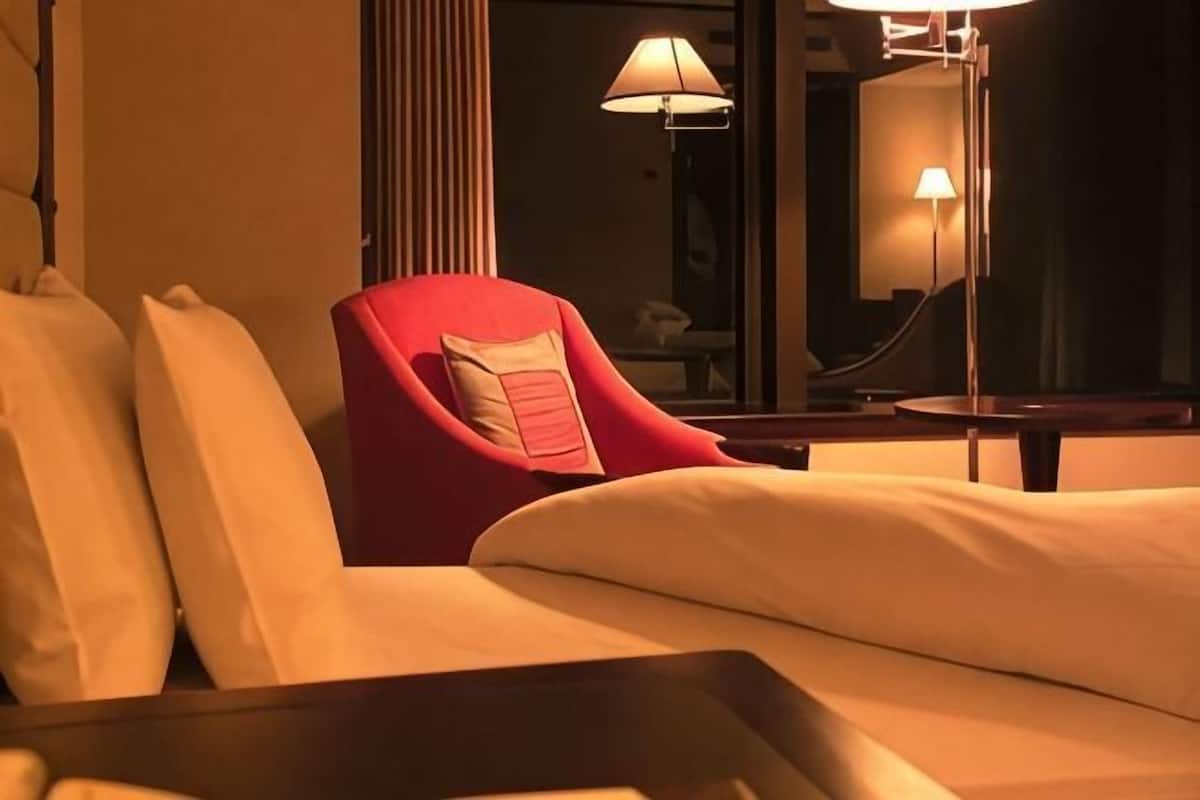 Cofres nos quartos, escrivaninha, quartos à prova de som