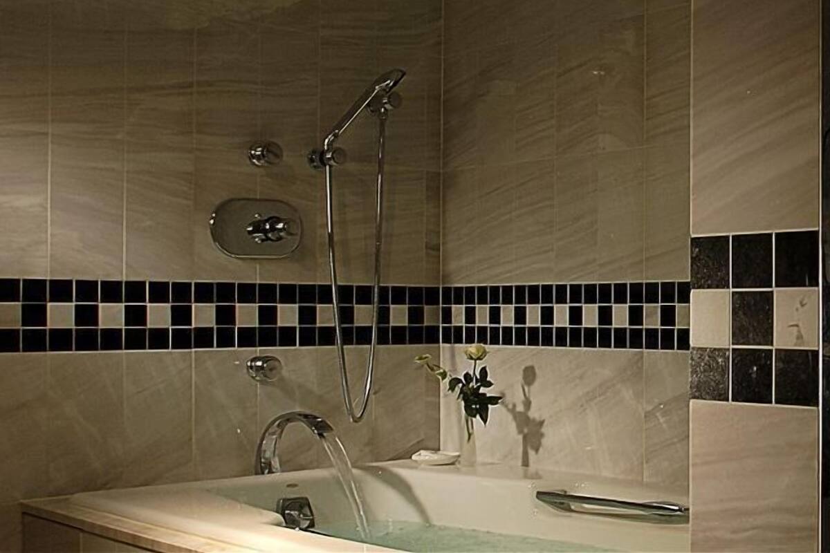 Bathroom | Combined shower/tub, free toiletries, hair dryer, slippers