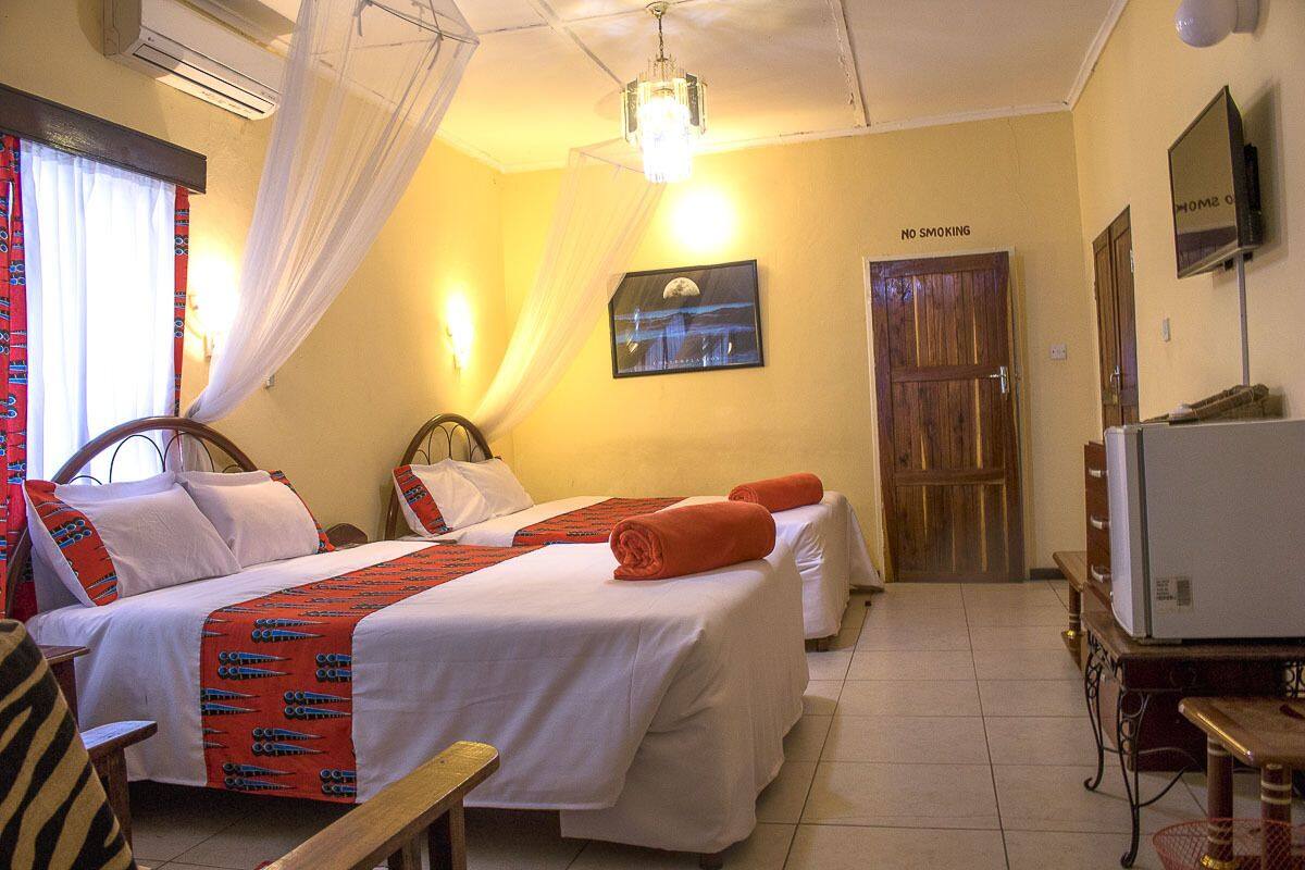 1 bedroom, desk, cribs/infant beds, rollaway beds