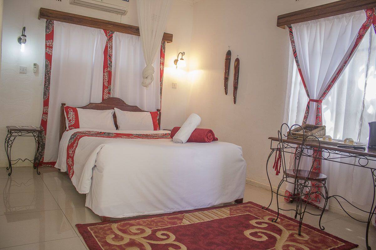 1 bedroom, desk, cribs/infant beds, rollaway beds