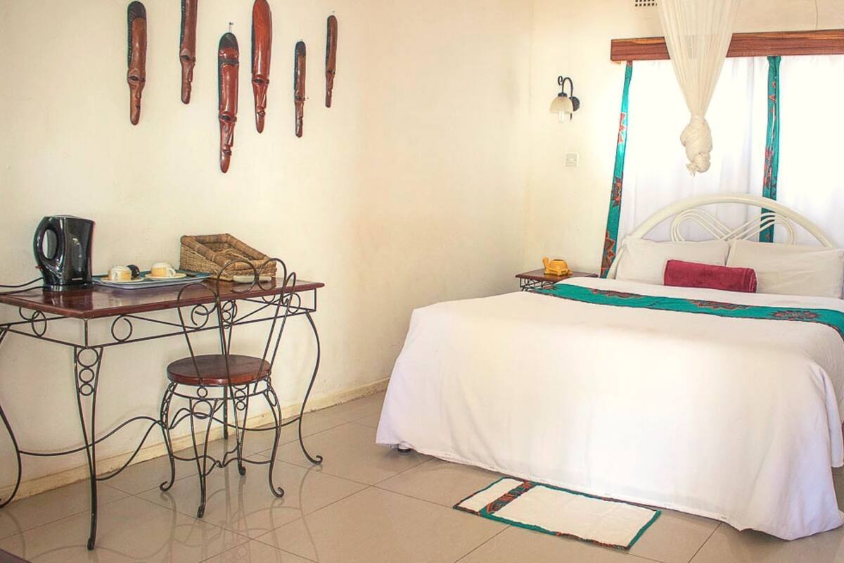 1 bedroom, desk, cribs/infant beds, rollaway beds