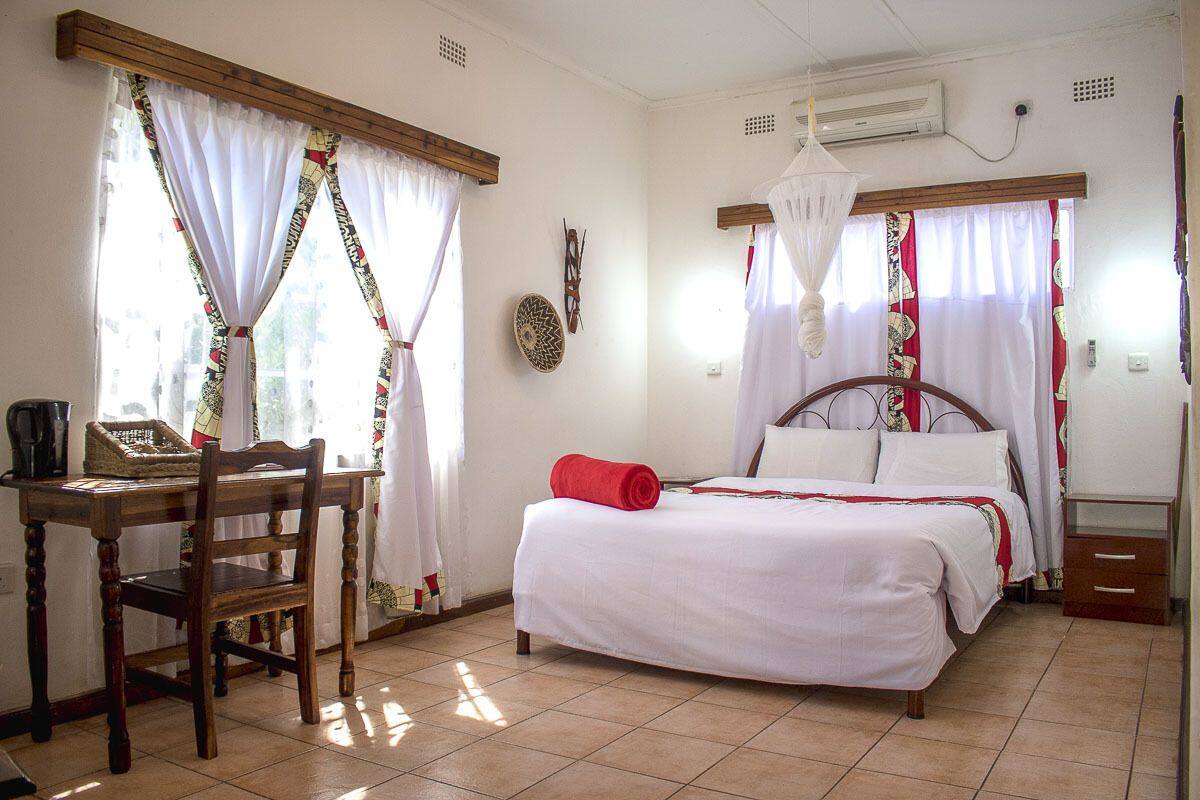 1 bedroom, desk, cribs/infant beds, rollaway beds