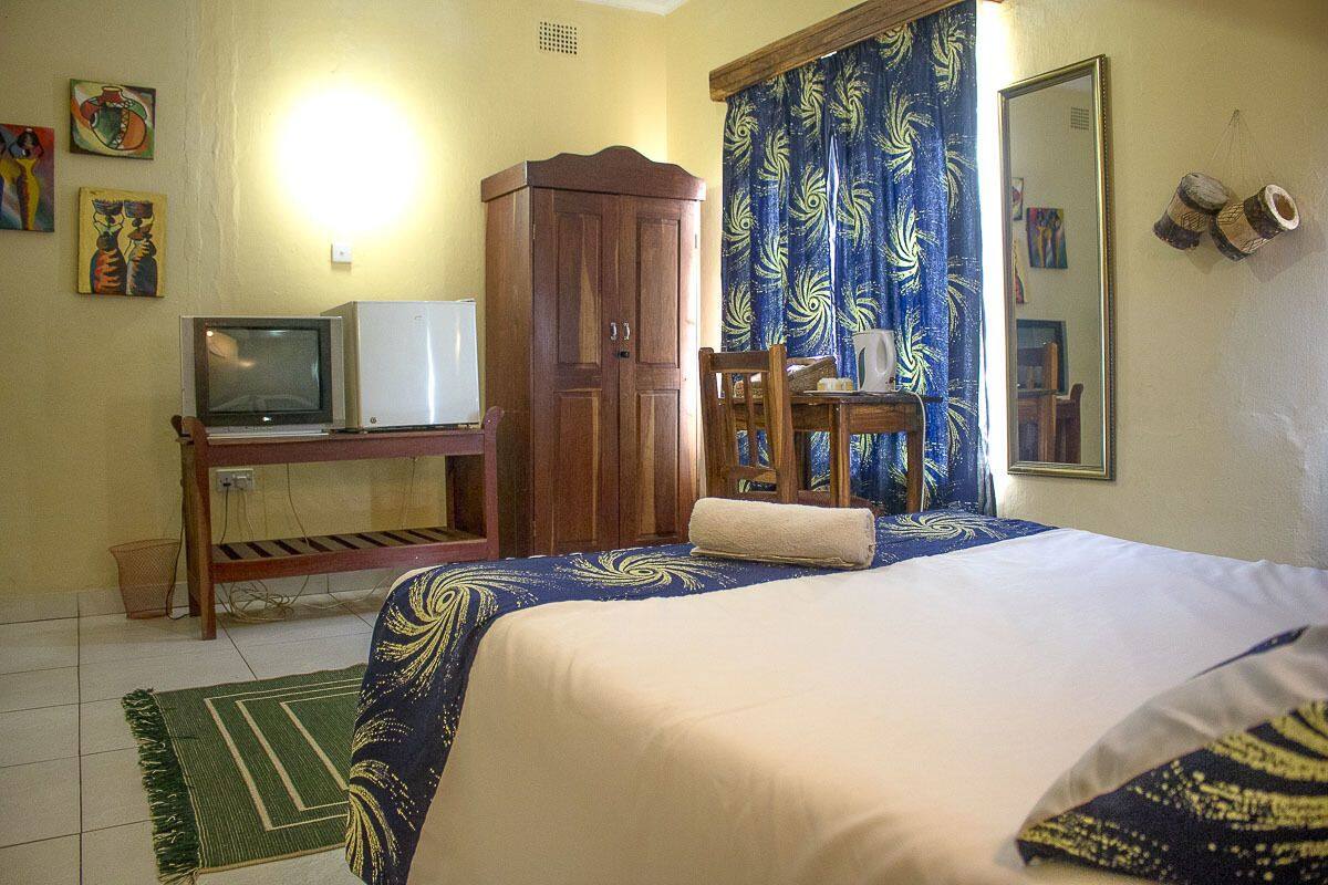 1 bedroom, desk, cribs/infant beds, rollaway beds