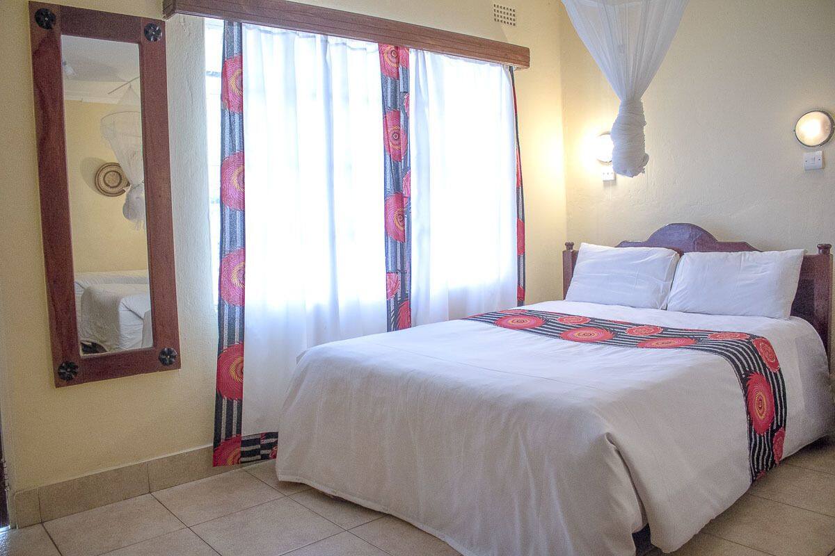 1 bedroom, desk, cribs/infant beds, rollaway beds