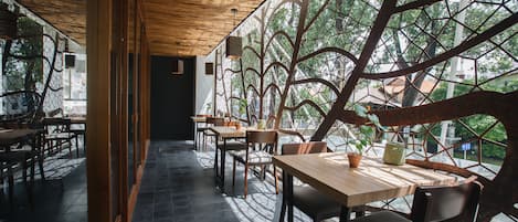 Breakfast, lunch, dinner served; international cuisine, alfresco dining