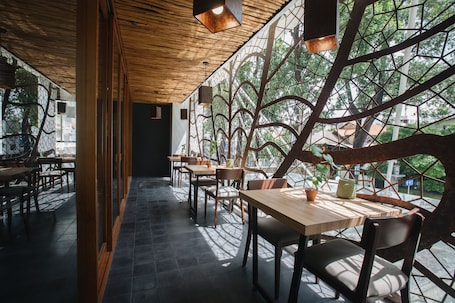 Breakfast, lunch, dinner served; international cuisine, alfresco dining