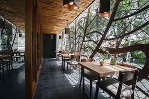 朝食、ランチ、ディナーに営業 (多国籍料理、屋外席)