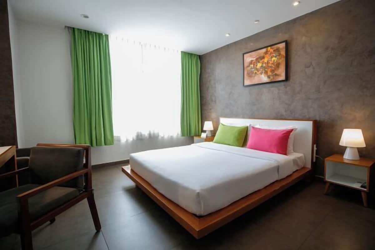 2 bedrooms, minibar, in-room safe, desk