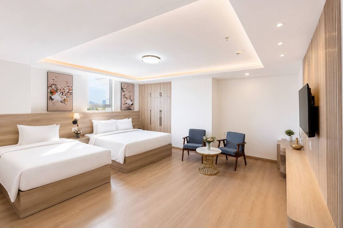 Tremannsrom – deluxe (Room Only) | Minibar, safe på rommet, skrivebord og blendingsgardiner
