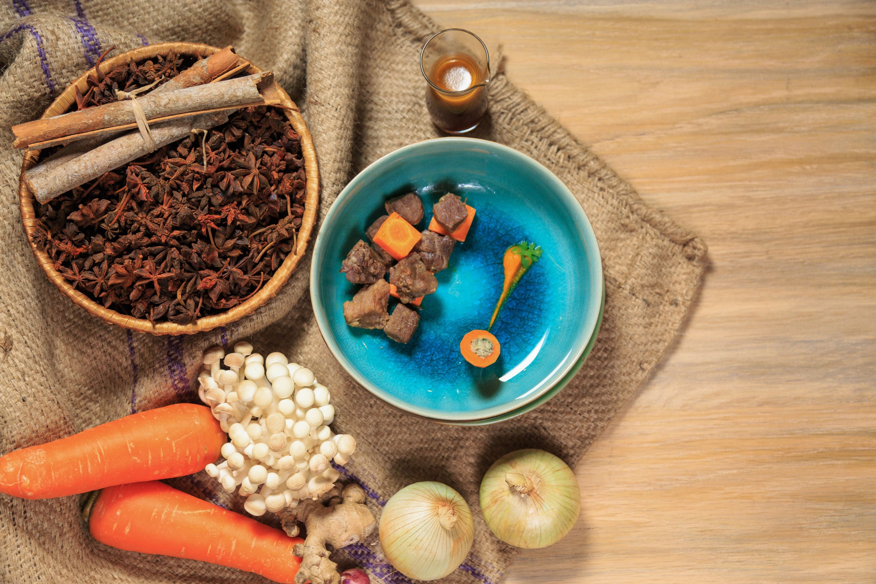 breakfast, lunch served; international cuisine, al fresco dining