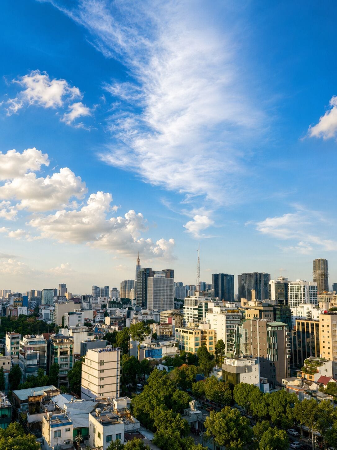 Un paysage urbain caractérisé par des immeubles de grande hauteur, une tour imposante et un mélange de bâtiments commerciaux et résidentiels.