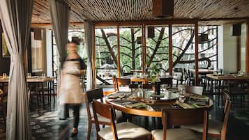 供應早餐、午餐、晚餐;多國菜;室外用餐