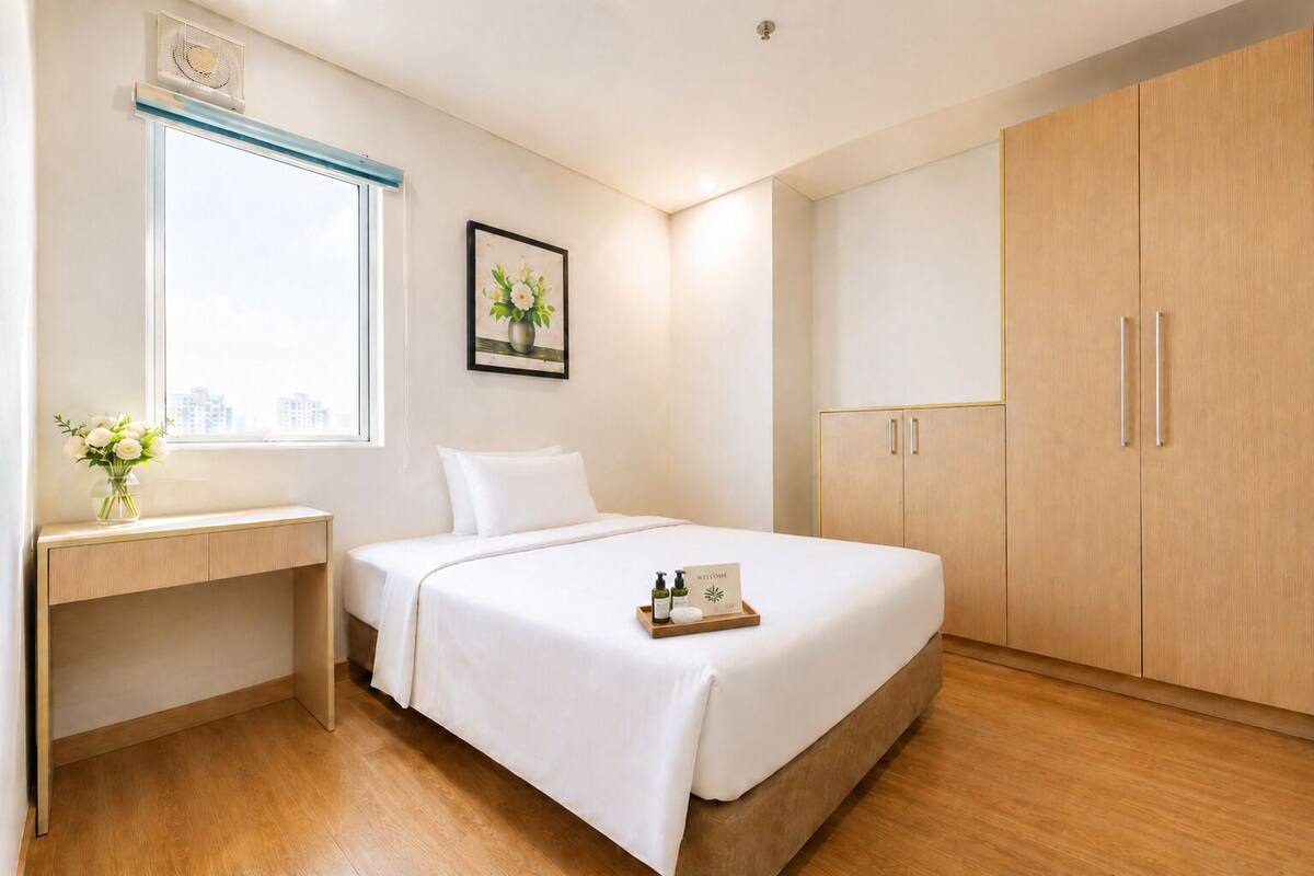 Minibar, safe på rommet, skrivebord og blendingsgardiner