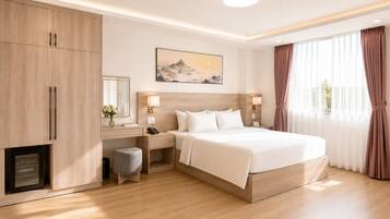 Una habitación de hotel con cama, mesitas de noche, escritorio, armario y ventana con cortinas.