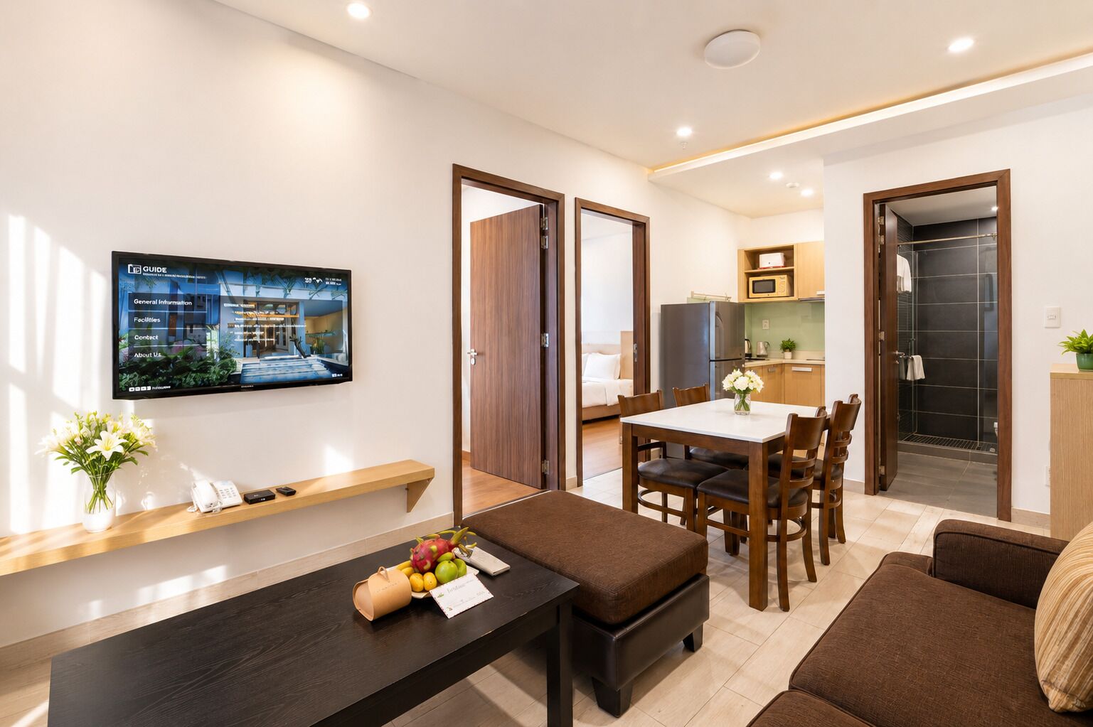 Family Deluxe City View | Woonruimte | Een 32-inch ledtelevisie met kabelzenders en een televisie
