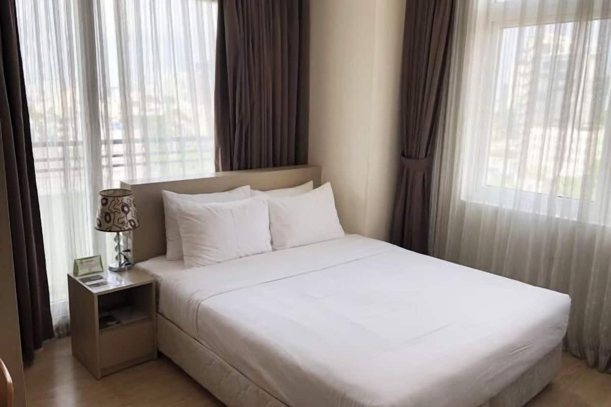 2 bedrooms, minibar, in-room safe, desk