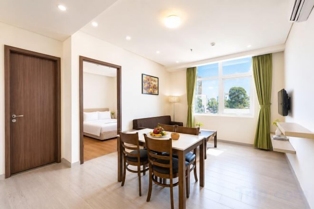 Deluxe One-Bedroom Apartment – City View