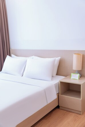 Deluxe appartement | Een minibar, een kluis op de kamer, een bureau, verduisterende gordijnen