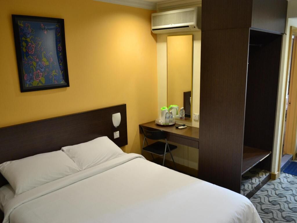 Desk, blackout drapes, free WiFi, bed sheets