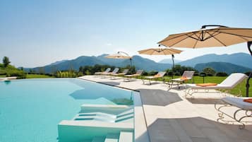 Piscina coperta, piscina stagionale all'aperto, ombrelloni da piscina