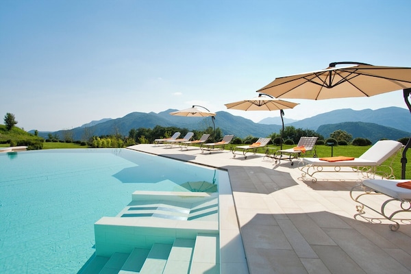 Piscine couverte, piscine extérieure (ouverte en saison)