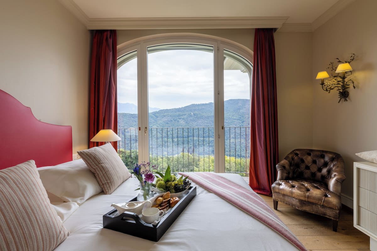 deluxe suite, 1 bedroom, kitchenette (with spa access) | 1 bedroom, premium bedding, down duvets, in-room safe