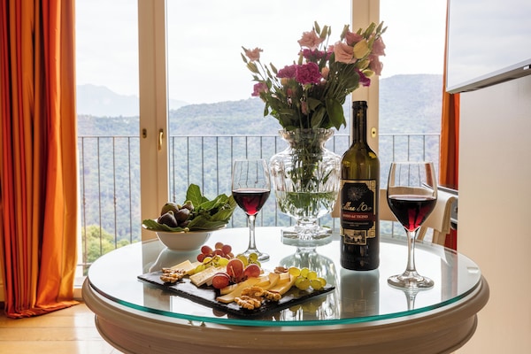 أغطية فراش متميزة وألحفة محشوة بالريش وخزنة داخل الغرفة ومكتب