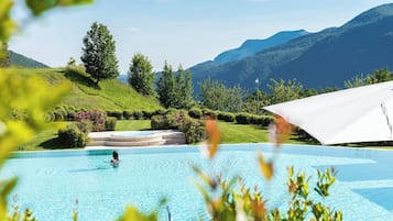 Innenpool, AuĂenpool (je nach Saison geöffnet), Sonnenschirme