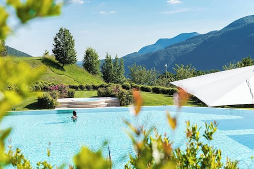 Innenpool, Außenpool (je nach Saison geöffnet), Sonnenschirme