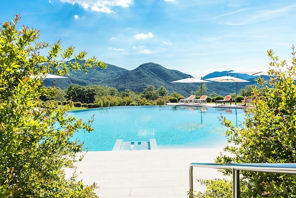 Piscine couverte, piscine extérieure (ouverte en saison)