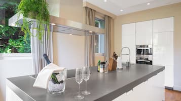 Hochwertige Bettwaren, Daunenbettdecken, Zimmersafe, Schreibtisch