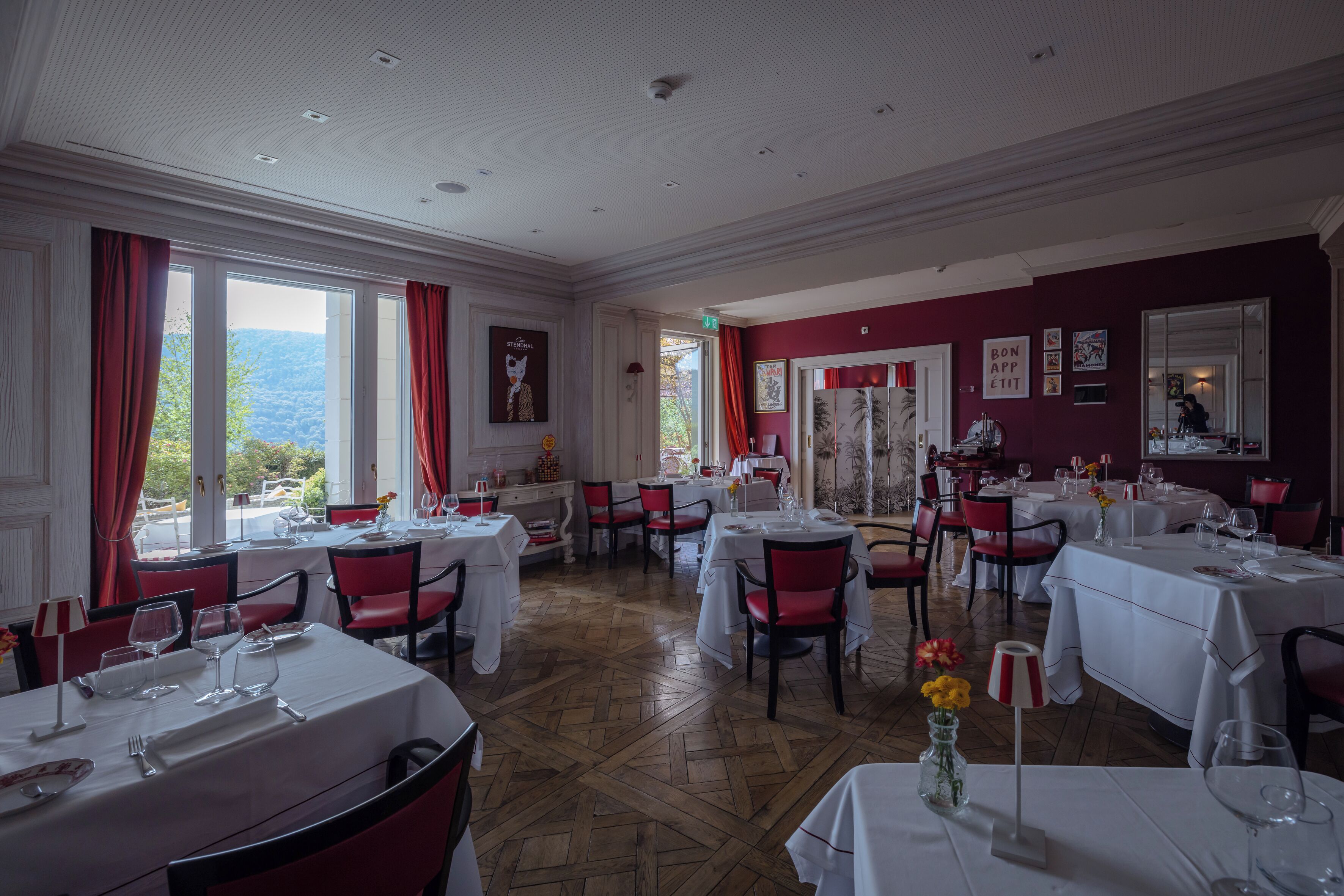 Der serveres frokost