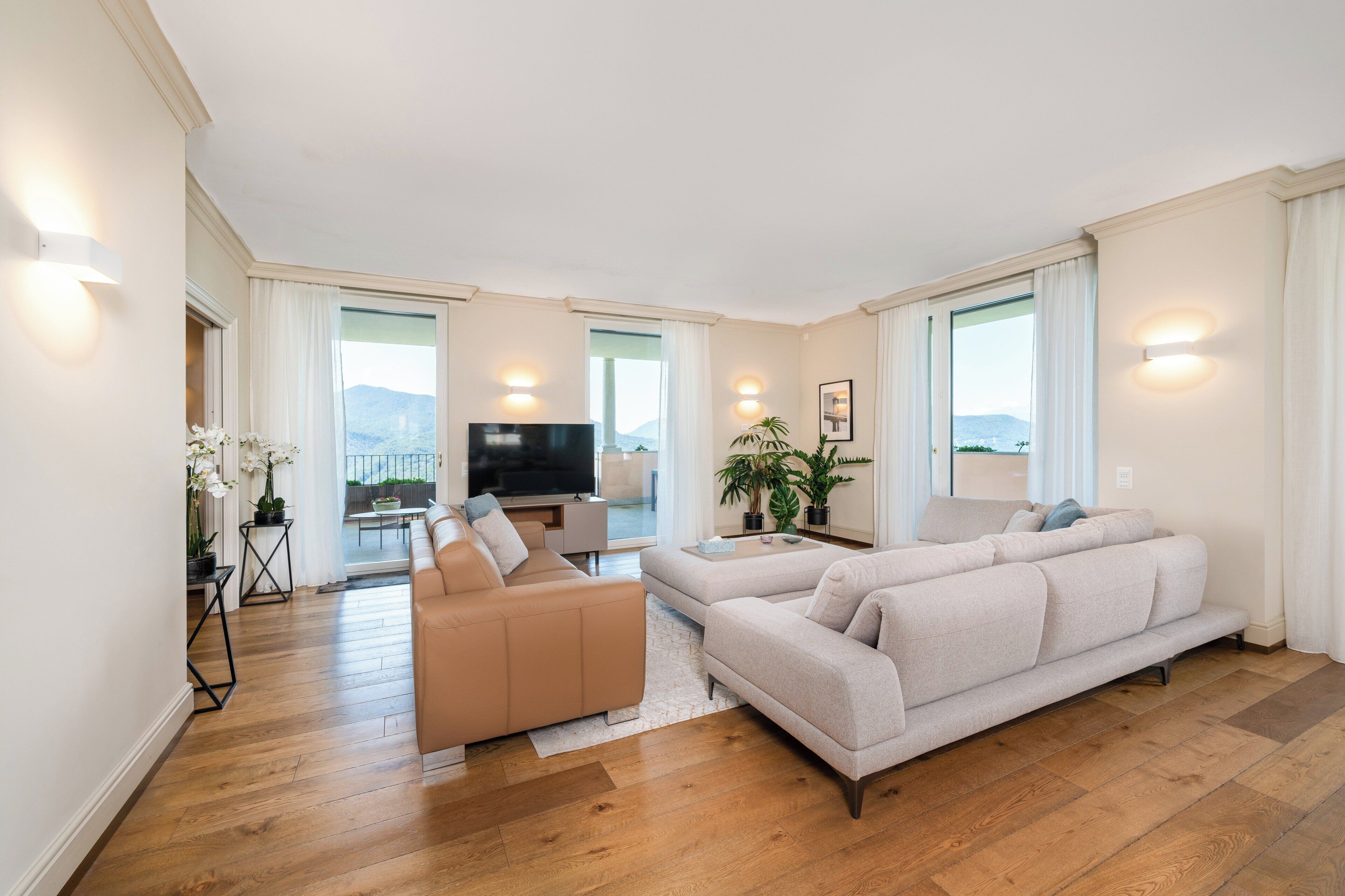 Bộ đồ giường cao cấp, chăn bông, két bảo mật tại phòng, bàn 