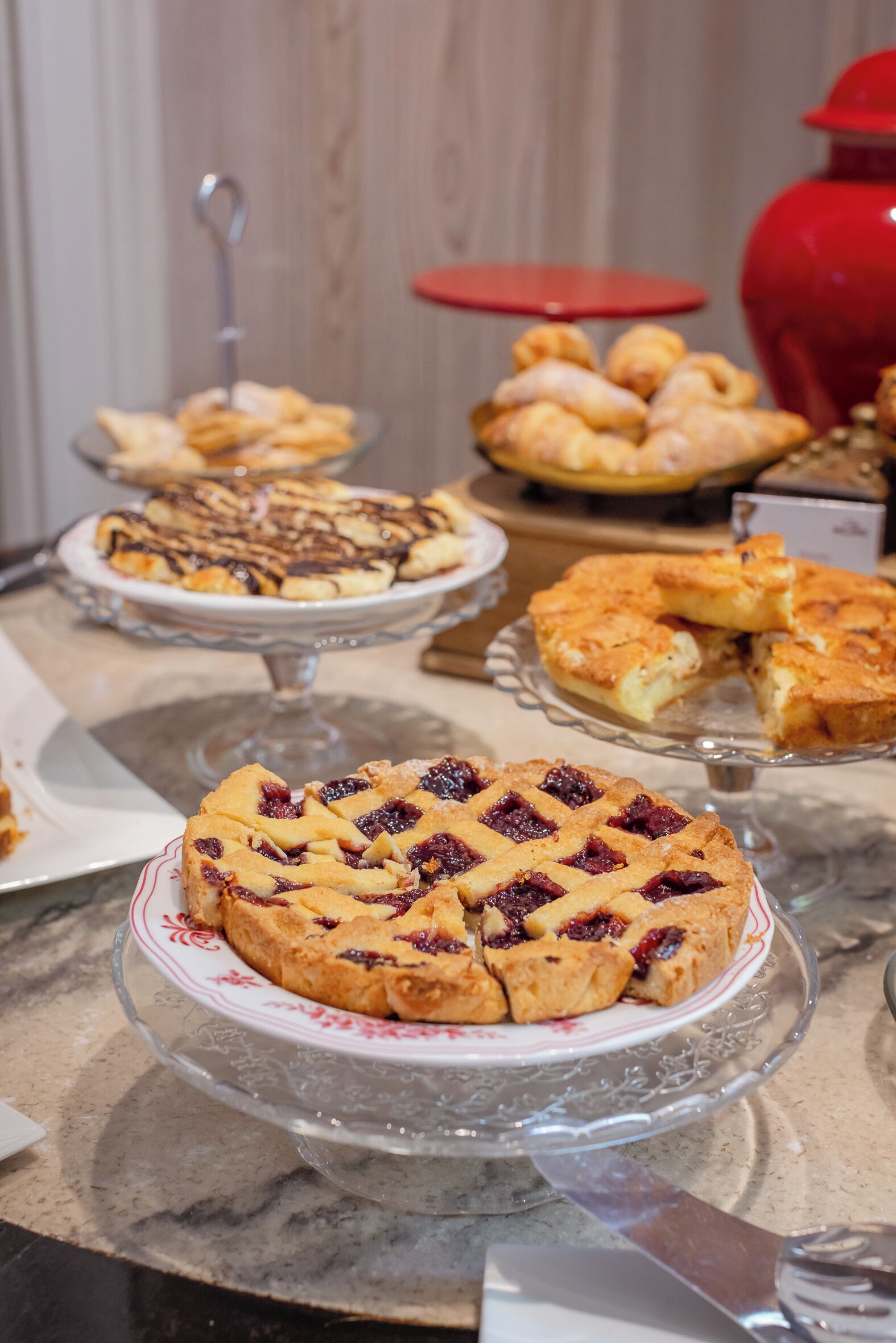 Une variété de desserts étaient exposés, notamment une tarte aux cerises, des pâtisseries et un gâteau avec une croûte en treillis.