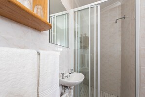 Free toiletries, hair dryer, towels, soap - Aire del Mar Guest House (Kleinbaai)