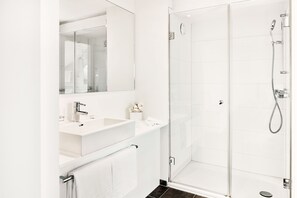 Habitación doble superior | Baño | Ducha, artículos de higiene personal gratuitos y secador de pelo