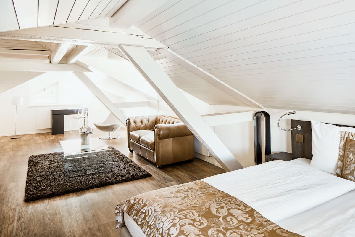 family triple room | pillow-top beds, desk