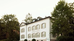 En toetages bygning med skiltet "HOTELSCHÄFELI" på facaden, med et symmetrisk vinduesarrangement og en central indgang.