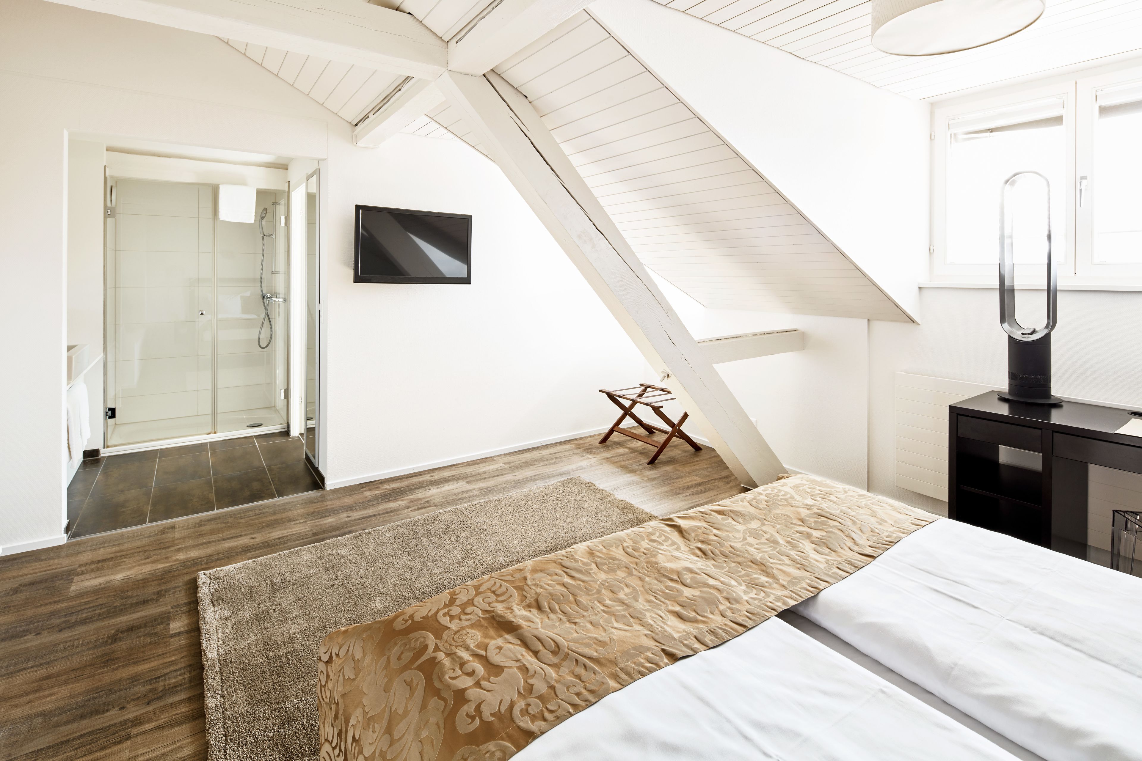 superior double room | pillow-top beds, desk