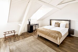 Habitación doble superior | Colchones con acolchado adicional y escritorio