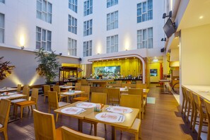 S'hi serveixen plats de cuina internacional