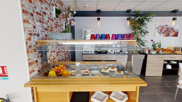 Se ofrece un desayuno continental (11 EUR por persona)