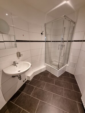 Appartement Deluxe, 6 chambres | Salle de bain | Douche, serviettes fournies