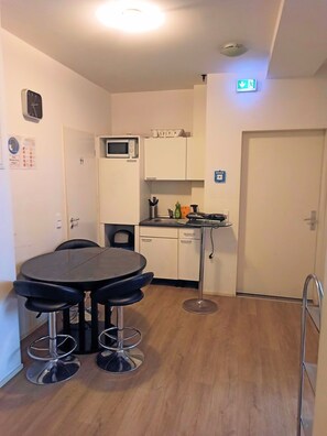 Deluxe Apartment, 5 Bedrooms | Dapur peribadi | Peti sejuk/penyejuk beku saiz penuh, ketuhar gelombang mikro, dapur 