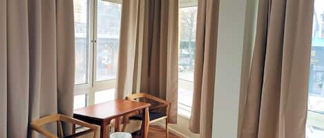 Deluxe-Apartment, 5 Schlafzimmer | Individuell dekoriert, schallisolierte Zimmer, kostenloses WLAN