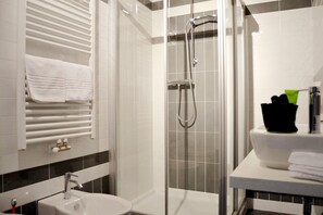 Shower, free toiletries, hair dryer, towels - Garnì Seventy Design Rooms (Dimaro Folgarida)