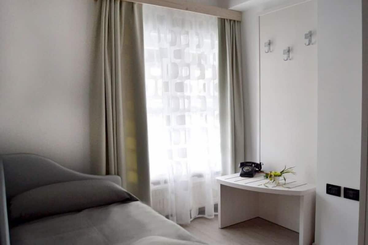 Standard Single Room | In-room safe, soundproofing, free cribs/infant beds, rollaway beds