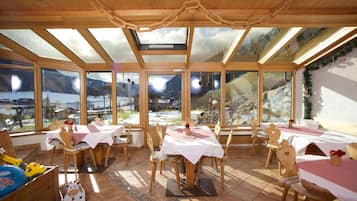 Desayuno continental (EUR 10 por persona)