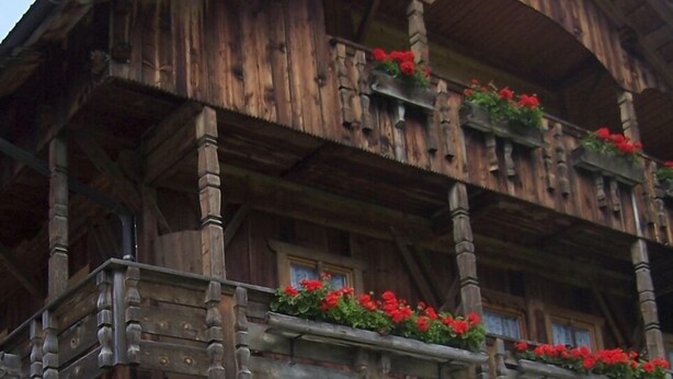 A wooden building with balconies and flower boxes. - Natur Residenz Blaslerhof (Valle di Casies)