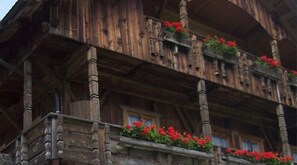 Un bâtiment en bois doté de balcons et de jardinières.